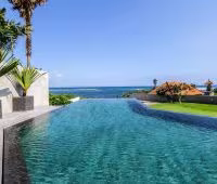 Villa The Beach Villa Cemagi, Piscine à débordement